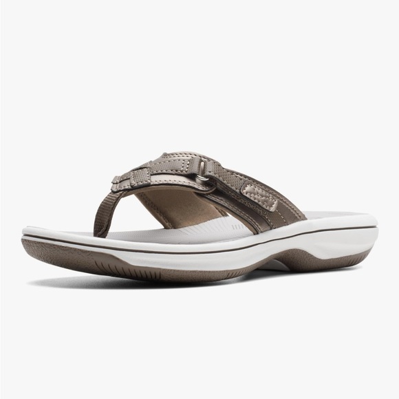 🆕 Clarks Women’s Sandals Cloudsteppers Breeze Sea Flip Flop Pewter Color Size 10 - Picture 1 of 8
